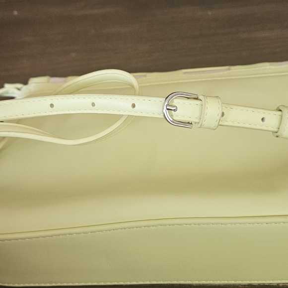 A NEW DAY Structured Basket Weave Woven Adjustable Crossbody Bag in Green/cream. - Picture 2 of 7